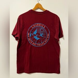 CHUBBIES Sky’s Out Thighs Out Graphic Tee Short Sleeve Mens Medium Maroon Blue